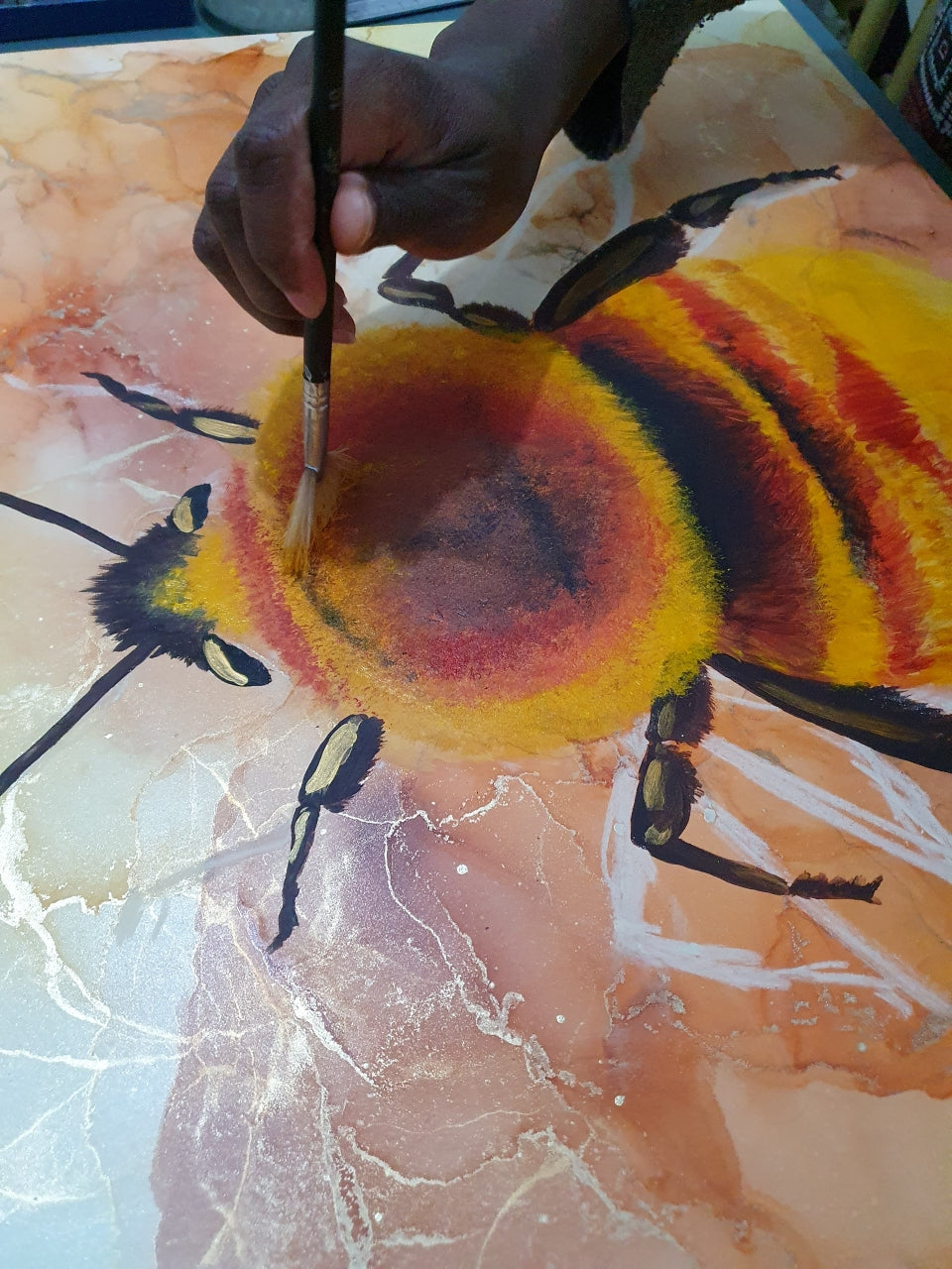 Ackerhummel | Kunstwerk aus Alkoholtinte & Acrylfarbe mit Goldhighlights | Original auf Leinwand